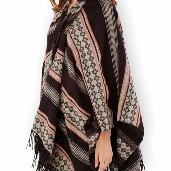 ONLY Ibeline Poncho - Geo-Tribal Cape  in Brown - Picture 2 of 8